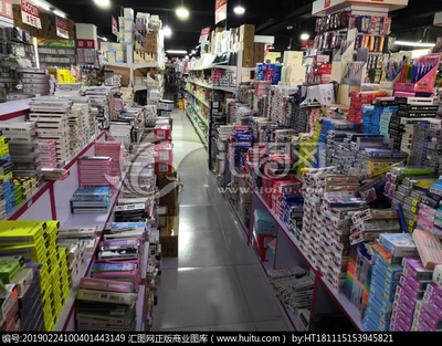 學生學習文化用品與化妝品的平衡之道